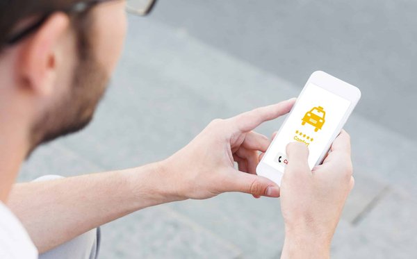 Voici une reformulation possible : "Découvrez cinq plateformes en ligne permettant de comparer les tarifs"